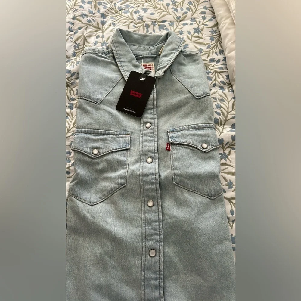NWT Levi's Classic Blue Button-Up Shirt Light Wash Color - Picture 4 of 5